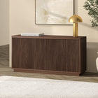 Hudson&Canal - Meuble TV rectangulaire cannelé Hanson pour téléviseurs jusqu'à 55 po - Noyer satiné-Le socle, le plateau et les étagères sont fabriqués en MDF robuste avec une finition noyer satiné