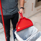 Vileda - Balai Super Angle One Sweep avec porte-poussière - Rouge-Ses cônes en caoutchouc délogent les débris, et son rebord adhère au sol pour une collecte facile