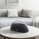 Harman Kardon Go + Play 3 - Noir-N’ayez jamais peur que votre téléphone portable soit à court de batterie lorsque vous écoutez votre livre audio préféré. Le port de charge USB garantit que vous et votre appareil soyez toujours prêts à tout.