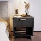 Manhattan Comfort - Table de nuit moderne Granville 1 tiroir 46 cm - gris foncé-Comprend 1 tiroir à extension complète avec tiroir supérieur conçu avec des lignes verticales texturées en relief fabriqué en bois massif