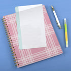 Emily Ley - Simplified Agenda scolaire hebdomadaire/mensuel 2026-2027 - 11 po H x 9 po l - Pink Plaid - bilingue-Format des pages : 11 po H x 8 3/8 po l