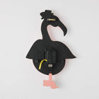 Enesco Allen Designs - Horloge murale à pendule sculptée Pinky le flamant rose et fleurs-Comprend un flamant paisible décoré de fleurs vibrantes d’une élégance gracieuse, ainsi que des pattes et une fleur qui agit comme un pendule
