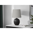 Monarch Specialties - Luminaire - 19 po H Lampe De Table - Résine Noire - Abat-Jour Gris - Transitionnel-La base texturée unique avec un design cannelé d'aspect béton ajoute de la profondeur et du caractère, ce qui en fait un ajout remarquable à votre maison tout en égayant vos coins préférés