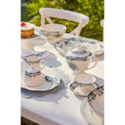 Casa Domani - Théière Rosetta Antique Blue 1L-Les formes propres et arrondies sont mises en valeur par le motif toile de Jouy de fleurs et de vignes.