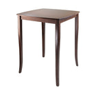 Winsome – Table haute Inglewood à la surface incurvée, noyer antique-La table haute Inglewood comprend une surface incurvée et des pattes fuselées. Construction en bois massif, fini noyer antique. Chaise haute/tabouret assortie pour compléter l’ensemble.