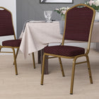 Flash Furniture – Chaise banquet empilable HERCULES à dossier couronne, siège 2,5 po, doré avec tissu bourgogne-Siège et dossier rembourrés