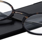 ThinOptics - Lunettes de lecture FrontPage Manhattan - Force +2,00 - Tortue avec étui noir Milano-Qualité : Nous utilisons le même matériau de verre que celui utilisé régulièrement dans les lunettes de vue haut de gamme. Les lentilles sont fabriquées par l’un des fabricants de lentilles optiques les plus avancés au monde.