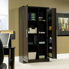 Sauder – Armoire de rangement Home Plus avec 2 tablettes à hauteur réglable, chêne Dakota-Porte de rangement pivotante avec 3 tablettes à hauteur réglable et 3 tablettes fixes