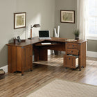 Sauder 66"W La Collection Carson Forge Bureau d’ordinateur d’angle - Finition Washington Cherry-Ce bureau en  L s'insère parfaitement dans un coin, vous offrant beaucoup d'espace de travail et de rangement