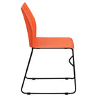Chaise empilable orange HERCULES à dossier ventilé et à base traîneau enduite de poudre noire avec une capacité de 661 lb-Capacité de poids de 661 lb