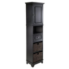 Winsome – Armoire haute Wyatt avec paniers, tiroir et porte-Le panier pliable en feuilles de maïs s'ouvre à 13,78 larg. x 10,43 prof. x 9,45 haut. (po), lla section à tablette pour les paniers mesure 14,17 larg. x 11,49 prof. x 10,94 haut. (po). La tablette qui sépare les paniers est fixe.
