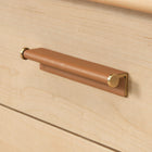 Sauder 59"W La Collection Whitaker Point Bureau - Finition Natural Maple-Deux œillets de bureau et des passe-câbles pour le passage des cordons électriques