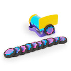 Kinetic Sand - Coffret Slice N' Surprise avec 383 g de sable de jeu noir, rose et bleu et 7 outils-3 couleurs de Kinetic Sand : Ce coffret Kinetic Sand contient 128 g de Kinetic Sand noir, de Kinetic Sand rose et de Kinetic Sand bleu. Remuez le sable et laissez-le couler, puis superposez-le, sculptez-le et coupez-le avec les outils pour révéler vos motifs uniques