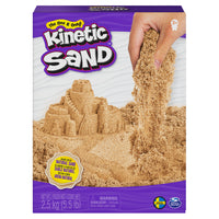 Kinetic Sand - Sachet de 2,5 kg - Brun-2,5 Kg De Kinetic Sand : Cette boîte contient 2,5 kg de Kinetic Sand brun naturel pour mélanger, sculpter, écraser, découper et bien plus encore. Une fois que vous l'aurez essayé, vous ne pourrez plus vous en passer. Qu'allez-vous créer ?
