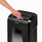 Déchiqueteuse Fellowes Powershred coupe-croisée 15C 15 feuilles- Fournit une destruction puissante capable de détruire des agrafes, des trombones et du courrier indésirable non ouvert.