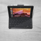 Logitech - Étui Slim Folio pour iPad 9,7 po (5e et 6e generation) avec clavier Bluetooth intégré -Noir-Bluetooth Low Energy pour assurer une connexion fiable et éco-énergétique entre l'iPad et le clavier. Il vous suffit de configurer votre connexion une seule fois pour que votre clavier se connecte automatiquement à chaque fois que vous placez l'iPad en position de saisie