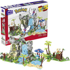 Mega - Ensemble de construction Pokemon Ultimate Jungle Expedition - 1362 pièces-Construisez une grotte dans la forêt tropicale, une montagne avec une cascade et une entrée vers les ruines de la jungle, un lac avec une petite plage et une forêt