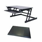 Rocelco - Support de bureau réglable assis/debout pour ordinateur portable de 32 po avec tapis anti-fatigue - Gris-Le support de bureau réglable repose sur le bureau et supporte un moniteur, un clavier et un ordinateur portable.
