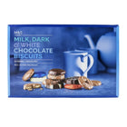 Marks and Spencer Selection de biscuits au lait noir et blanc, 400 g-Les varietes comprennent la crème de clementine au chocolat au lait, le tourbillon marbre extrêmement chocolate, le biscuit sable au chocolat au lait et les ronds de crème au chocolat au lait.