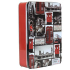 Grandma Wild's – Boîte à motif des repères emblématiques de Londres, remplie de biscuits sablés-Une boîte nostalgique traditionnelle qui illustre les repères emblématiques de Londres, les plaques de rue reconnues, le Pont de Londres, un taxi de Londres, une boîte postale rouge, un policier en rouge et finalement, la fameuse cabine téléphonique rouge.