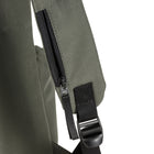 General Supply Goods + Co - Sac à dos - Vert - 16,5 H x 11 L x 4,7 P po-Compartiment avant à fermeture éclair pour les articles fréquemment utilisés.