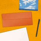 JAM Paper Enveloppes Brite Hue format livret pap. vélin recyclé, ferm. gommée, 4 1/8 x 9 1/2 po, orange, paq./100-Ouverture : livret