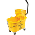 Seau à vadrouille Staples, jaune, 35 pintes-Seau à vadrouille avec essoreuse à pression latérale