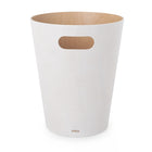 Umbra â€“Poubelle Woodrow, blanc et naturel-La poubelle deux tons apporte un style moderne contemporain où vous vous en attendez le moins