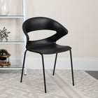 Flash Furniture – Chaise empilable HERCULES d’une capacité de 440 lb, noir (RUT4BK)-Le dossier coupé permet la circulation de l'air
