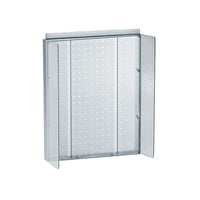 Azar Displays – Panneau perforé transparent avec ailes, 16 larg. x 20,25 haut. (po) (700357-CLR)-Comprend une bande porte-affiche en acrylique et deux ailes en plastique transparent de 3 po de largeur sur les côtés