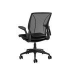 Humanscale - Fauteuil fonctionnel intelligent Diffrient World -Incroyablement légèr, le siège Diffrient World remplace le siège à coussin standard, à résille non-extensible et à faible abrasion. Pour optimiser le confort, Diffrient a supprimé le rebord avant du siège ce qui a permis de résoudre l’éternel problème des rebords durs qui exercent une pression sur les genoux et une pression de contact derrière les cuisses, en offrant ainsi un confort de longue durée et un support constant à chaque utilisateur.