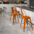 Flash Furniture – Tabouret de comptoir de 24 po avec dossier, pour l’intérieur, métal vieilli, orange (ET353424OR)-Le renfort transversal sous le siège offre une stabilité supplémentaire