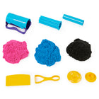 Kinetic Sand - Coffret Slice N' Surprise avec 383 g de sable de jeu noir, rose et bleu et 7 outils-Non toxique et sans danger : Le Kinetic Sand est non toxique, hypoallergénique et sans danger, parfait pour les jeux de rôle, les loisirs créatifs, l'art sur sable et les activités manuelles pour les enfants. Il est élaboré à partir de sable naturel et ses grains collent entre eux comme par magie pour un rangement facile. Il ne contient ni blé, ni gluten, ni caséine