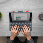 Logitech - Étui Slim Folio pour iPad 9,7 po (5e et 6e generation) avec clavier Bluetooth intégré -Noir-Longévité de la pile de 4 ans. Sa fonction automatique marche/arrêt active votre iPad à chaque fois que vous ouvrez l'étui et le remet en veille lorsque vous le refermez, vous permettant ainsi de préserver l'autonomie de la pile