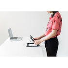 IntekView - Support universel pour ordinateur portable/tablette-Le design des pinces rétractables permet une installation facile qui n'endommage pas le bureau.