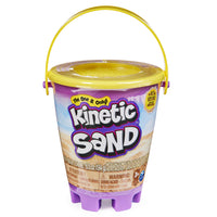 Kinetic Sand - Mini seau de plage de 184 g - Élaboré à partir de sable naturel-184 g de sable de plage Kinetic Sand : Ouvrez le seau pour découvrir 184 g de sable de plage Kinetic Sand. Au toucher, il ressemble à du vrai sable de plage, mais ses grains se collent entre eux, laissant les mains complètement sèches. Modelez des briques avec le moule intégré au couvercle