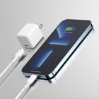 TUFF8 - Glide Guard avec protecteur d'écran et chargeur mural pour iPhone 15 Plus - Bleu nuit-Le revêtement oléophobe repousse l'eau, les huiles et autres liquides susceptibles de perturber l'expérience visuelle et tactile