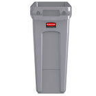 Conteneur à déchets ventilé Rubbermaid Slim Jim, Gris, 16 Gal 60L-Les 4 cordons de serrage du sac fixent les sacs autour du bord du conteneur et permettent un changement de sac rapide et sans nœud.