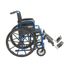 Drive Medical – Fauteuil roulant bleu avec bras rabattables vers l'arrière, siège de 18 po, repose-jambes élévateurs-Cadre recouvert de poudre bleue, renfort noir