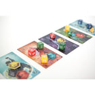Unearth - Jeu de plateau-Chaque exemplaire comprend 85 cartes, 91 jetons, 20 dés, 4 aides de jeu, un sac de rangement en tissu et un plateau en plastique dimensionné pour les cartes à pochettes