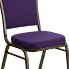 Flash Furniture – Chaise banquet empilable Hercules à dossier couronne avec cadre au fini doré et tissu violet, 4/pqt-Panneau arrière sans couture