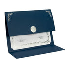 St. James® – Porte-certificat Elite à médaillon, à pli, lin, bleu marine avec médaillon argent, paq./5-12 1/2 po x 9 1/4 po