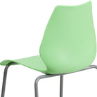 Flash Furniture - Chaise empilable verte de la série HERCULES d’une capacité de 770 lb avec soutien lombaire et cadre argenté-Le dossier courbé au design rétro moderne soutient le bas du dos.