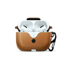 Twelve South Leather AirSnap Pro pour AirPods Pro - Cognac-Le clip en métal incorporé maintient AirSnap en contact avec votre sac ou votre sac à dos.