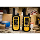 DeWalt - DXFRS800 Set de 6 Radios Bidirectionnelles avec Chargeur de talkie-walkie robuste à 6 ports-Source d'alimentation : 1 paquet de batterie au lithium polymere rechargeable de 1000 mAh