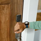 Yale - 450 Assure Lock 2 Plus avec clés Apple Home - Nickel satiné-Avec la réserve d'énergie, vous pouvez toujours utiliser les touches d'accueil de votre iPhone pendant des heures après que votre téléphone ait besoin d'être rechargé