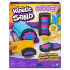 Kinetic Sand - Coffret Slice N' Surprise avec 383 g de sable de jeu noir, rose et bleu et 7 outils-Créez et révélez des motifs surprise : Les possibilités de jeu sont infinies avec le coffret Découpe surprise. Remplissez le cylindre et faites sortir le centre, superposez le sable, écrasez-le, sculptez-le, coupez-le et bien plus encore. C'est tellement amusant de révéler vos surprises