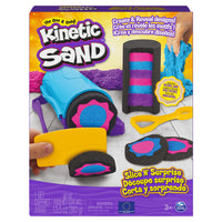 Kinetic Sand - Coffret Slice N' Surprise avec 383 g de sable de jeu noir, rose et bleu et 7 outils-Créez et révélez des motifs surprise : Les possibilités de jeu sont infinies avec le coffret Découpe surprise. Remplissez le cylindre et faites sortir le centre, superposez le sable, écrasez-le, sculptez-le, coupez-le et bien plus encore. C'est tellement amusant de révéler vos surprises