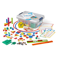 Hand2Mind - Outils de mathématiques, de la maternelle à la 1re année-Un fourre-tout pratique de stockage en plastique maintient les matériaux organisés.