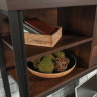 Sauder - La Collection Briarbrook Surmeuble - Finition Barrel Oak-Espace rangement dissimule derriere la porte.